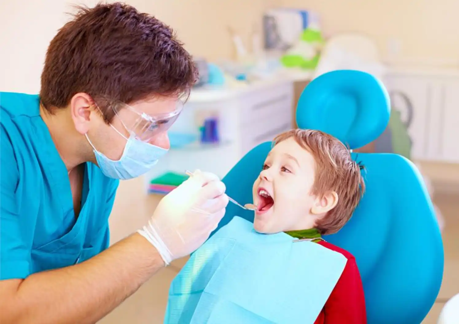 Strona dla dentysty — dentysta podczas konsultacji w gabinecie