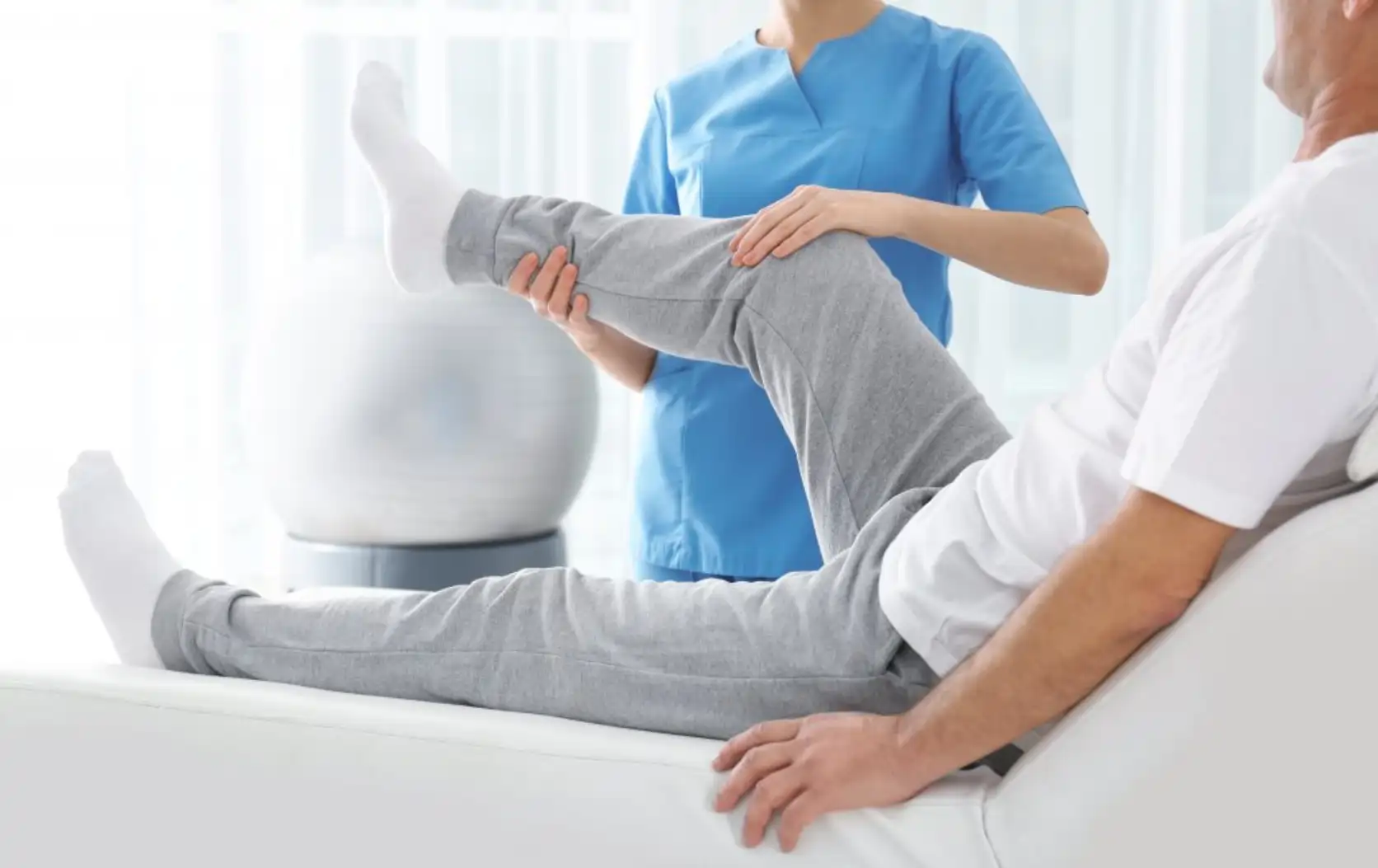 Strona dla fizjoterapeuty — fizjoterapeuta prowadzący terapię manualną w gabinecie