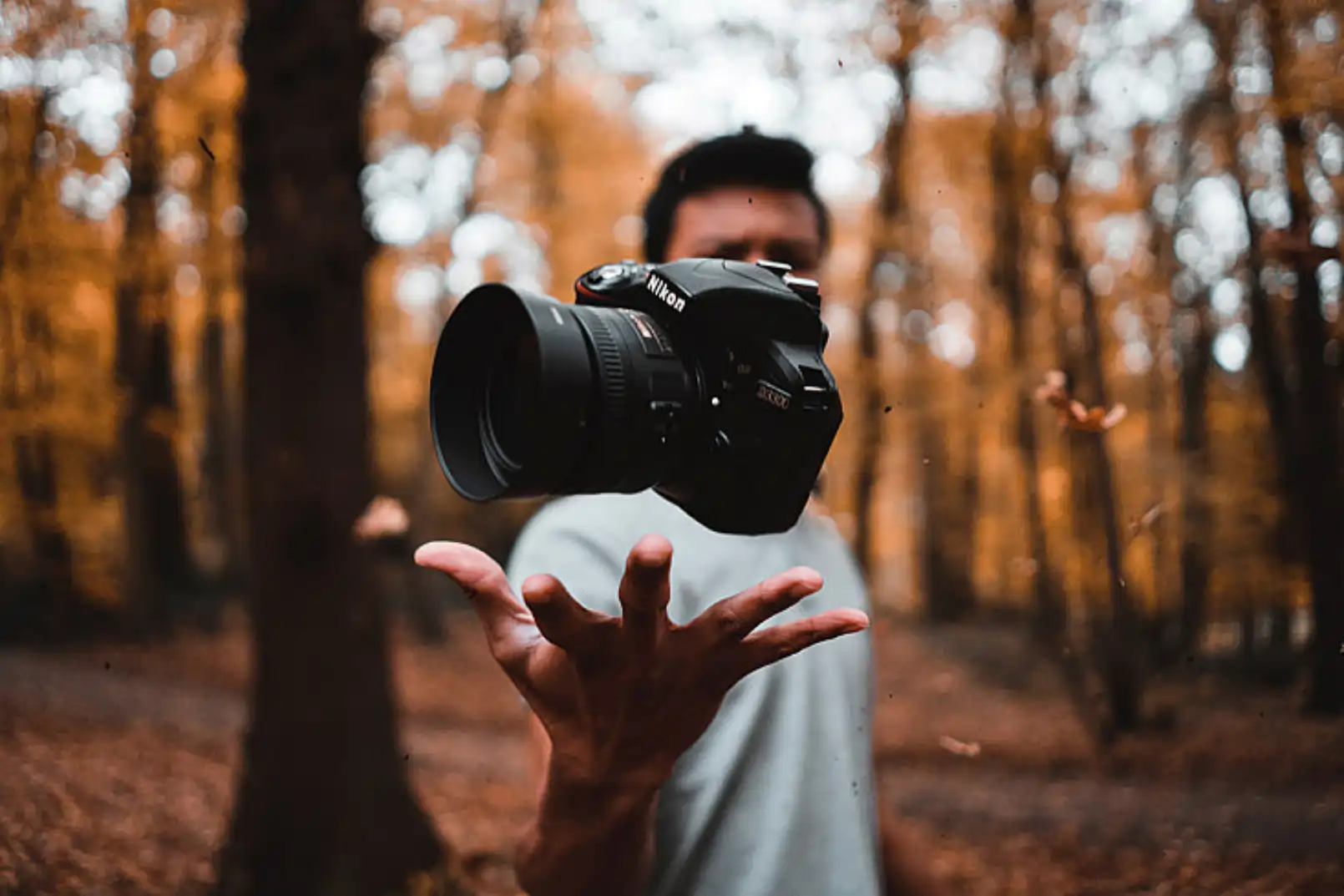 Strona dla fotografa — fotograf z aparatem w trakcie sesji